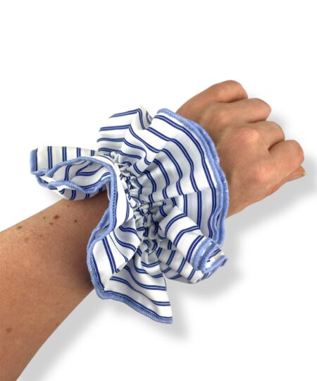 Elegant scrunchie med klassisk skjorte-look. Et stilrent håraccessory der passer perfekt til både hverdag og fest.