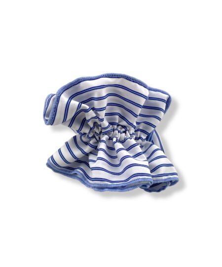 Elegant scrunchie med klassisk skjorte-look. Et stilrent håraccessory der passer perfekt til både hverdag og fest.