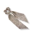 Elegant scrunchie med tørklæde og blomsterprint. Et feminint håraccessory der giver din frisure et stilfuldt og romantisk udtryk.Elegant scrunchie med tørklæde og blomsterprint. Et feminint håraccessory der giver din frisure et stilfuldt og romantisk udtryk.