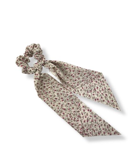 Elegant scrunchie med tørklæde og blomsterprint. Et feminint håraccessory der giver din frisure et stilfuldt og romantisk udtryk.Elegant scrunchie med tørklæde og blomsterprint. Et feminint håraccessory der giver din frisure et stilfuldt og romantisk udtryk.