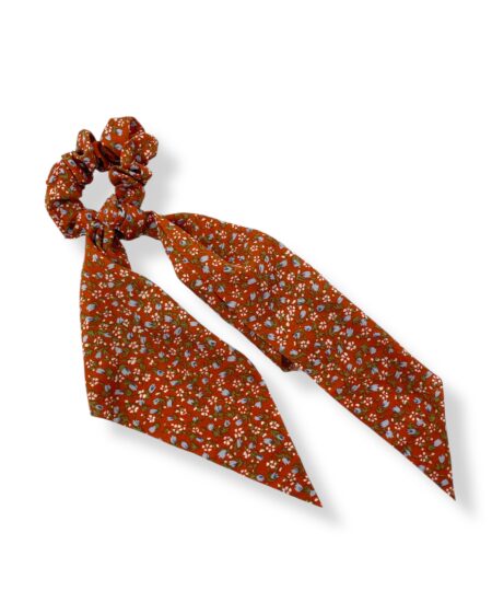 Elegant scrunchie med tørklæde og blomsterprint. Et feminint håraccessory der giver din frisure et stilfuldt og romantisk udtryk.