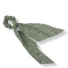 Elegant scrunchie med tørklæde og blomsterprint. Et feminint håraccessory der giver din frisure et stilfuldt og romantisk udtryk.