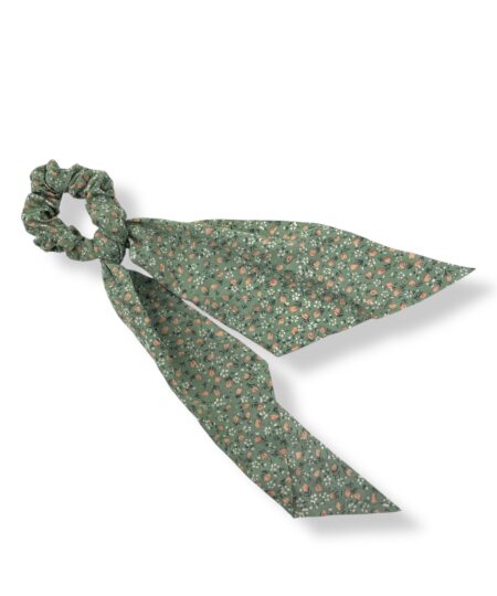 Elegant scrunchie med tørklæde og blomsterprint. Et feminint håraccessory der giver din frisure et stilfuldt og romantisk udtryk.