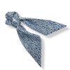 Elegant scrunchie med tørklæde i blå med hvide blomster. Et feminint håraccessory, der giver din frisure et let og stilfuldt udtryk.