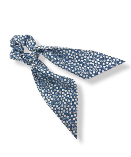 Elegant scrunchie med tørklæde i blå med hvide blomster. Et feminint håraccessory, der giver din frisure et let og stilfuldt udtryk.