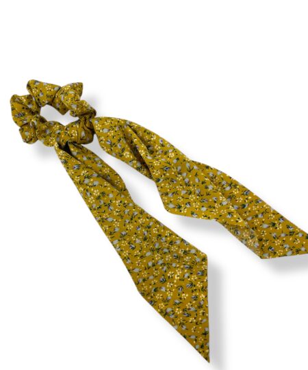 Elegant scrunchie med tørklæde og blomsterprint. Et feminint håraccessory der giver din frisure et stilfuldt og romantisk udtryk.