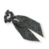 Elegant scrunchie med tørklæde og blomsterprint. Et feminint håraccessory der giver din frisure et stilfuldt og romantisk udtryk.