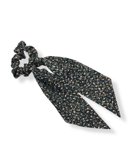 Elegant scrunchie med tørklæde og blomsterprint. Et feminint håraccessory der giver din frisure et stilfuldt og romantisk udtryk.
