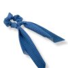 Elegant scrunchie med tørklæde i blå med hvide prikker. Et feminint håraccessory, der giver din frisure et stilfuldt og klassisk udtryk.