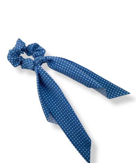 Elegant scrunchie med tørklæde i blå med hvide prikker. Et feminint håraccessory, der giver din frisure et stilfuldt og klassisk udtryk.