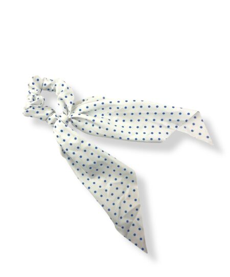 Elegant scrunchie med tørklæde i hvid med blå prikker. Et feminint håraccessory, der giver din frisure et let og stilfuldt udtryk.