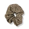 Stilfuld scrunchie med leopardmønster og elegant silke-look. Et moderne håraccessory, der giver din frisure et trendy og iøjnefaldende udtryk.