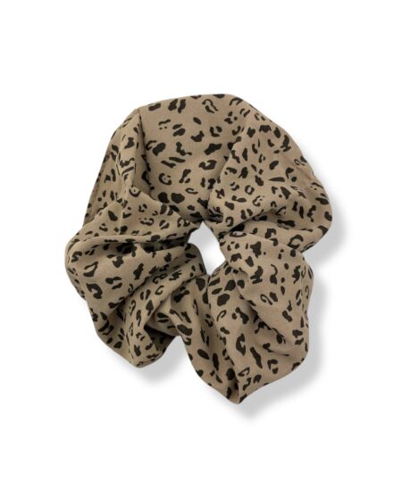 Stilfuld scrunchie med leopardmønster og elegant silke-look. Et moderne håraccessory, der giver din frisure et trendy og iøjnefaldende udtryk.