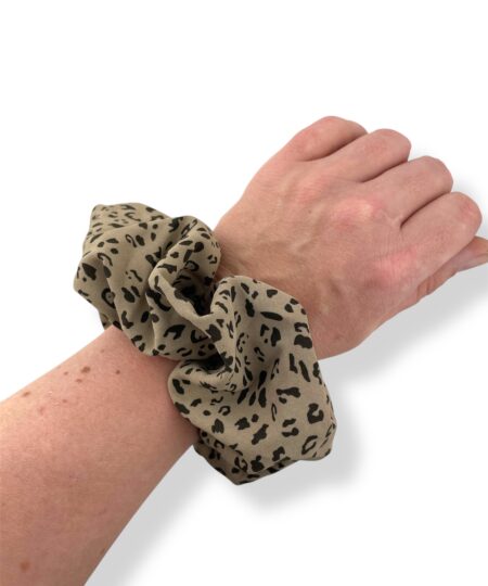 Stilfuld scrunchie med leopardmønster og elegant silke-look. Et moderne håraccessory, der giver din frisure et trendy og iøjnefaldende udtryk.