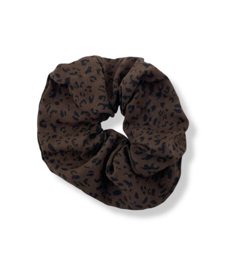 Stilfuld scrunchie med leopardmønster og elegant silke-look. Et moderne håraccessory, der giver din frisure et trendy og iøjnefaldende udtryk.