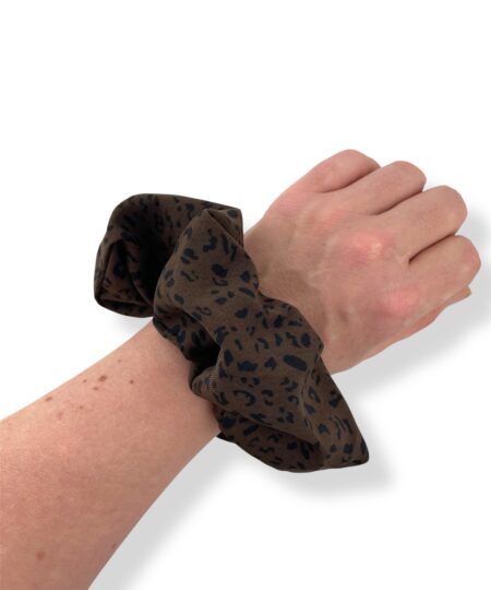Stilfuld scrunchie med leopardmønster og elegant silke-look. Et moderne håraccessory, der giver din frisure et trendy og iøjnefaldende udtryk.