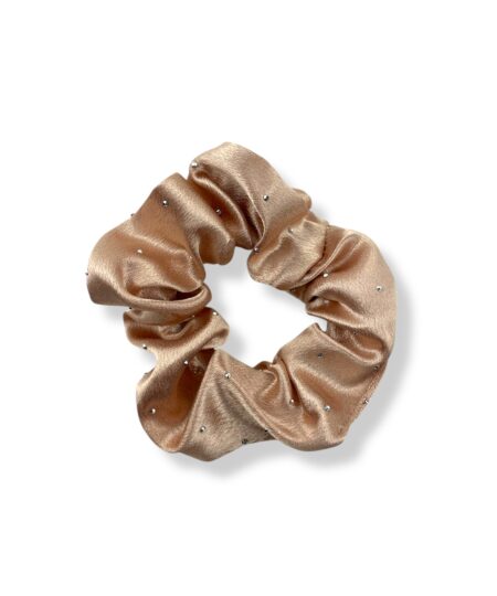 Elegant scrunchie med silke-look og dekorative sten. Et stilfuldt håraccessory der passer perfekt til både hverdag og fest.