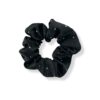Elegant scrunchie med silke-look og dekorative sten. Et stilfuldt håraccessory der passer perfekt til både hverdag og fest.