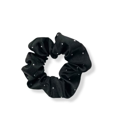 Elegant scrunchie med silke-look og dekorative sten. Et stilfuldt håraccessory der passer perfekt til både hverdag og fest.