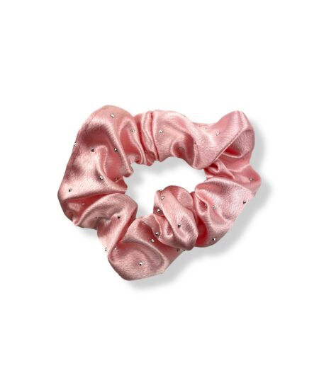 Elegant scrunchie med silke-look og dekorative sten. Et stilfuldt håraccessory der passer perfekt til både hverdag og fest.