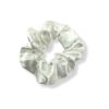 Elegant scrunchie med silke-look og dekorative sten. Et stilfuldt håraccessory der passer perfekt til både hverdag og fest.