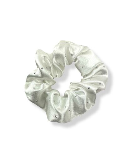 Elegant scrunchie med silke-look og dekorative sten. Et stilfuldt håraccessory der passer perfekt til både hverdag og fest.