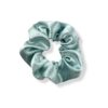 Elegant scrunchie med silke-look og dekorative sten. Et stilfuldt håraccessory der passer perfekt til både hverdag og fest.