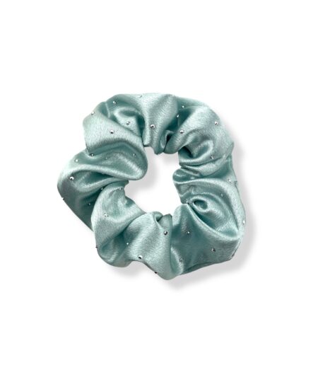 Elegant scrunchie med silke-look og dekorative sten. Et stilfuldt håraccessory der passer perfekt til både hverdag og fest.