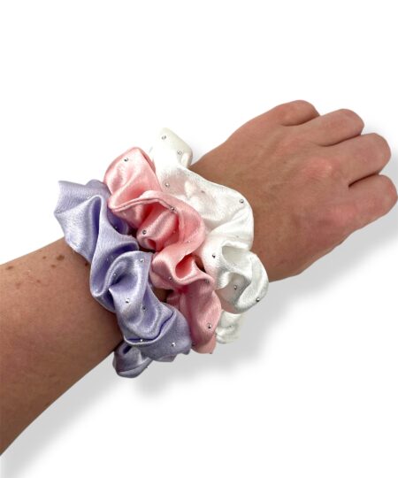 Elegant scrunchie med silke-look og dekorative sten. Et stilfuldt håraccessory der passer perfekt til både hverdag og fest.