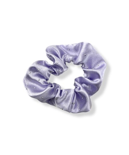 Elegant scrunchie med silke-look og dekorative sten. Et stilfuldt håraccessory der passer perfekt til både hverdag og fest.
