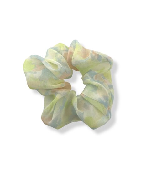 Smuk gul scrunchie med elegant silke-look inspireret af 90’ernes hårmode. Blød og skånsom hårelastik, perfekt til både hverdag og fest.