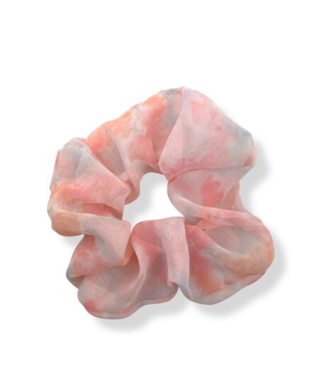 Pastel scrunchie i lyserød og lilla med silke-look inspireret af 90’erne