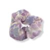 Pastel scrunchie i lilla med silke-look inspireret af 90’erne