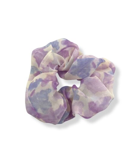Pastel scrunchie i lilla med silke-look inspireret af 90’erne