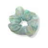 Pastel scrunchie i grøn med silke-look inspireret af 90’erne