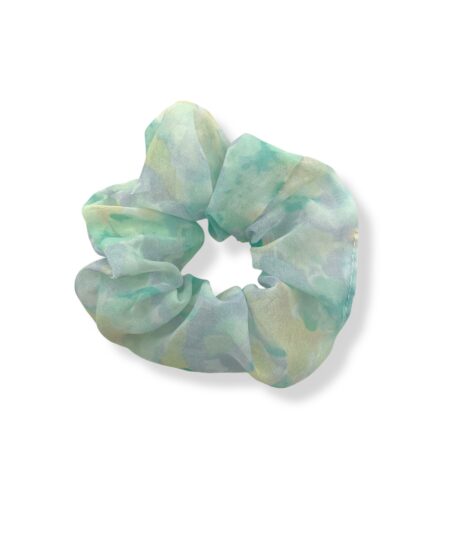 Pastel scrunchie i grøn med silke-look inspireret af 90’erne
