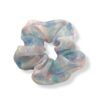 Smuk scrunchie i blå og lyserøde pastelfarver med elegant silke-look. Inspireret af 90’ernes hårmode og skånsom mod håret – perfekt til hverdag og fest.