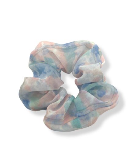 Smuk scrunchie i blå og lyserøde pastelfarver med elegant silke-look. Inspireret af 90’ernes hårmode og skånsom mod håret – perfekt til hverdag og fest.