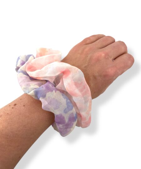 Pastel scrunchie i lyserød og lilla med silke-look inspireret af 90’erne