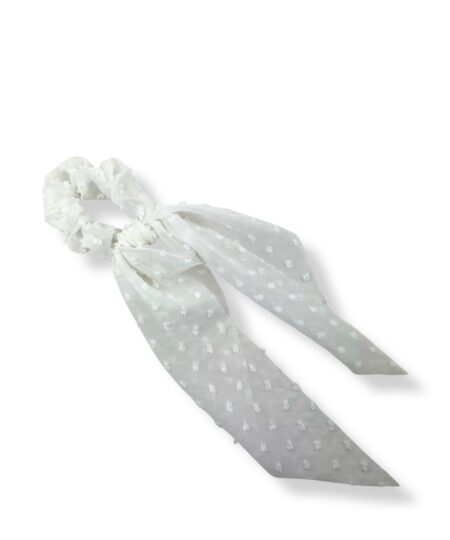 Elegant hvid scrunchie med tørklæde og silke-look. Et stilfuldt og feminint håraccessory, der passer til både hverdag og fest.