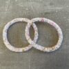Håndlavet Nepal armbånd med smukke perler, fremstillet perle for perle af kvinder i Nepal. Et farverigt og unikt perlearmbånd fra Winga.