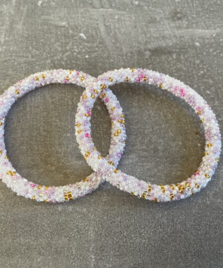 Håndlavet Nepal armbånd med smukke perler, fremstillet perle for perle af kvinder i Nepal. Et farverigt og unikt perlearmbånd fra Winga.