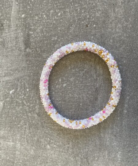 Håndlavet Nepal armbånd med smukke perler, fremstillet perle for perle af kvinder i Nepal. Et farverigt og unikt perlearmbånd fra Winga.
