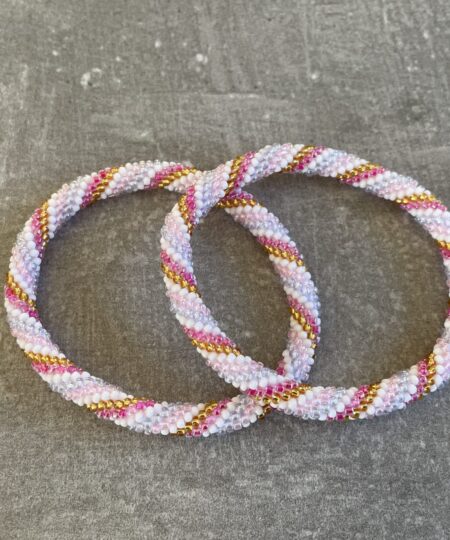 Håndlavet Nepal armbånd med smukke perler, fremstillet perle for perle af kvinder i Nepal. Et farverigt og unikt perlearmbånd fra Winga.