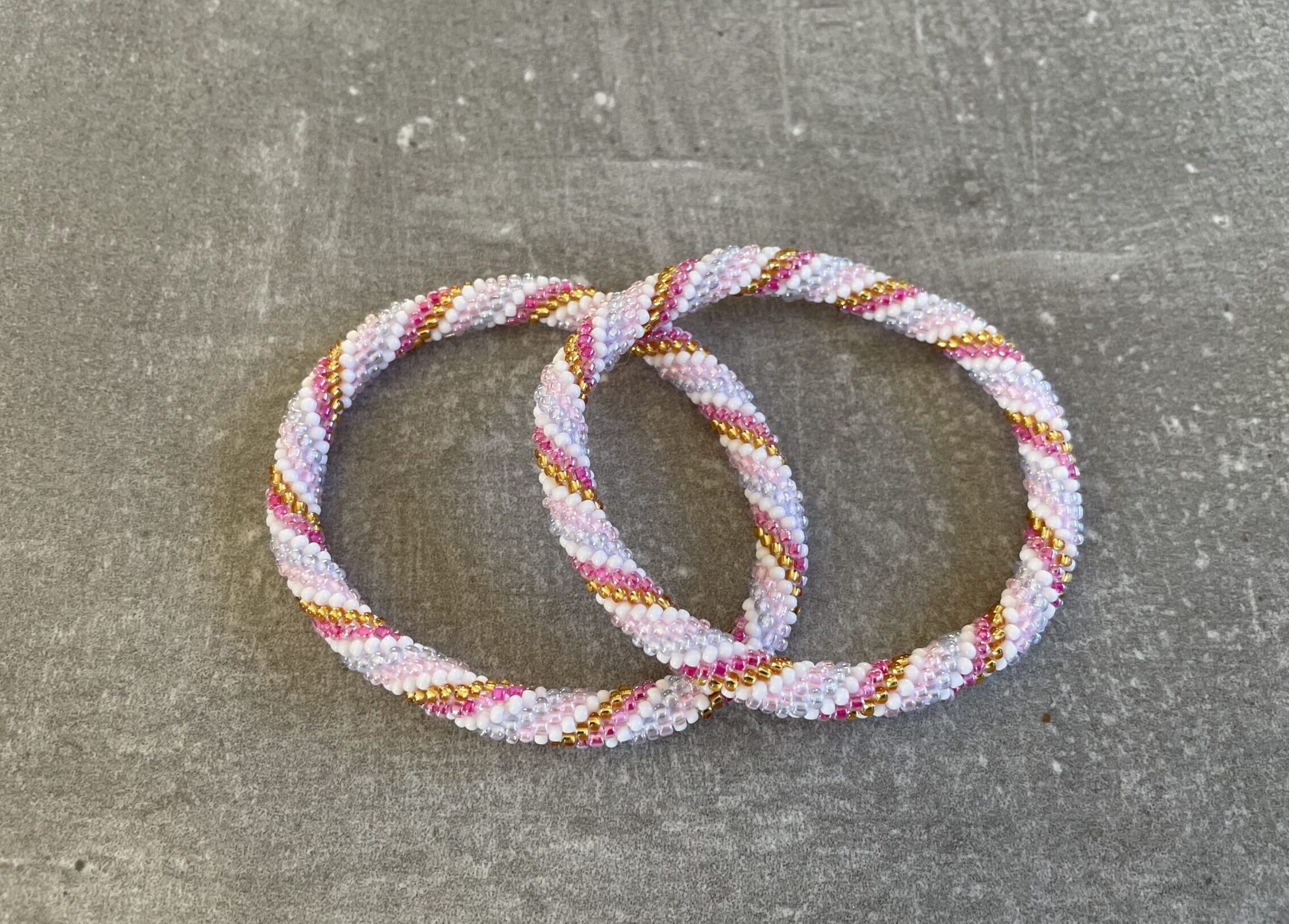 Håndlavet Nepal armbånd med smukke perler, fremstillet perle for perle af kvinder i Nepal. Et farverigt og unikt perlearmbånd fra Winga.