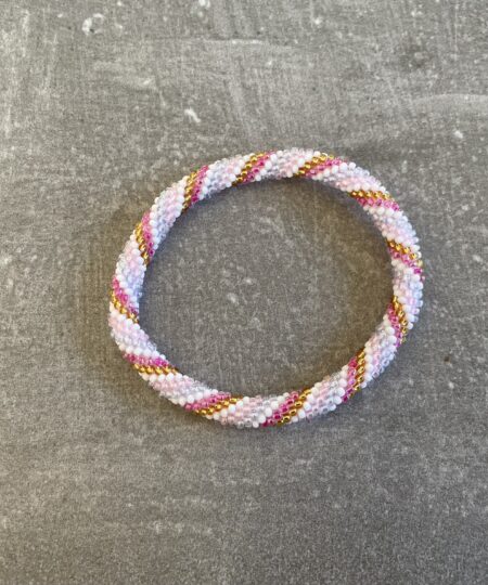 Håndlavet Nepal armbånd med smukke perler, fremstillet perle for perle af kvinder i Nepal. Et farverigt og unikt perlearmbånd fra Winga.