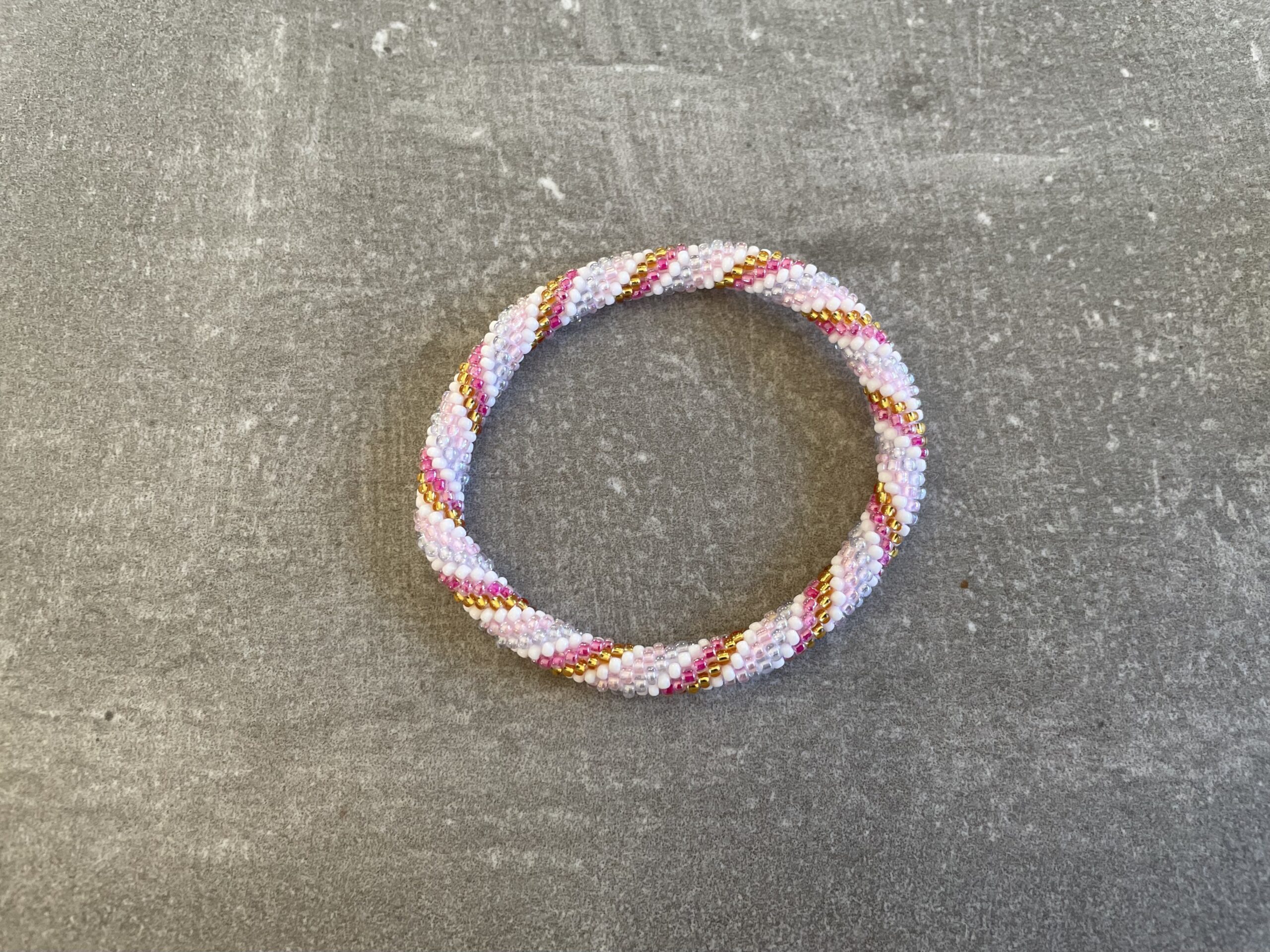 Håndlavet Nepal armbånd med smukke perler, fremstillet perle for perle af kvinder i Nepal. Et farverigt og unikt perlearmbånd fra Winga.