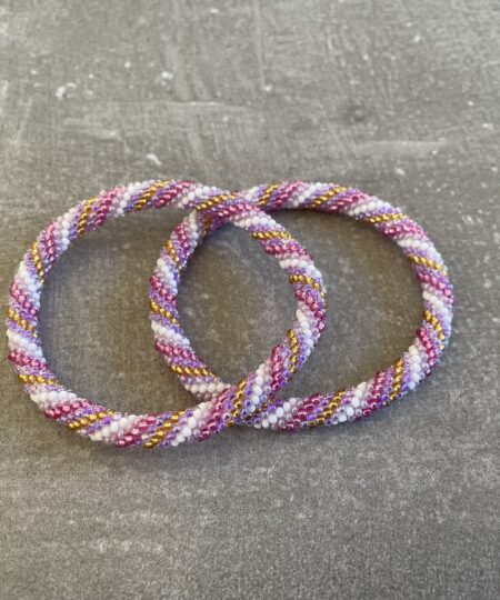 Håndlavet Nepal armbånd med smukke perler, fremstillet perle for perle af kvinder i Nepal. Et farverigt og unikt perlearmbånd fra Winga.