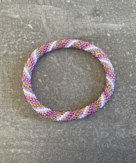 Håndlavet Nepal armbånd med smukke perler, fremstillet perle for perle af kvinder i Nepal. Et farverigt og unikt perlearmbånd fra Winga.