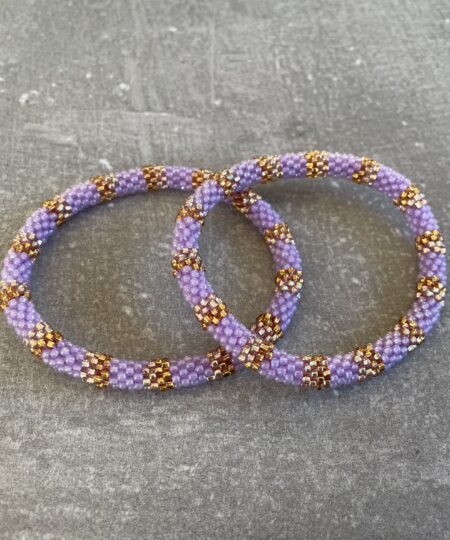 Håndlavet Nepal armbånd med smukke perler, fremstillet perle for perle af kvinder i Nepal. Et farverigt og unikt perlearmbånd fra Winga.